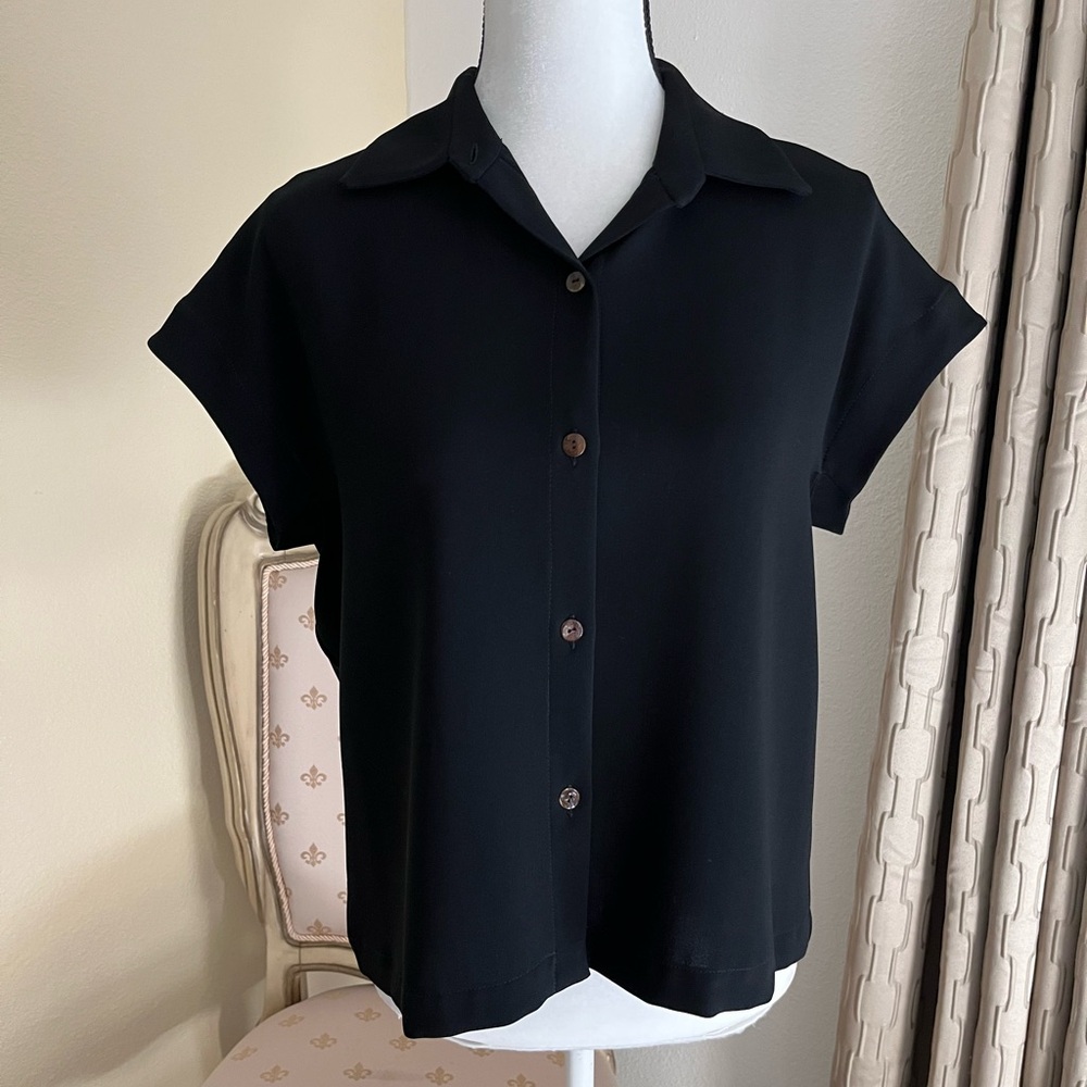 Peter Cohen Luxury Brand Black Short Sleeve Button Down Blouse. Size Medium
